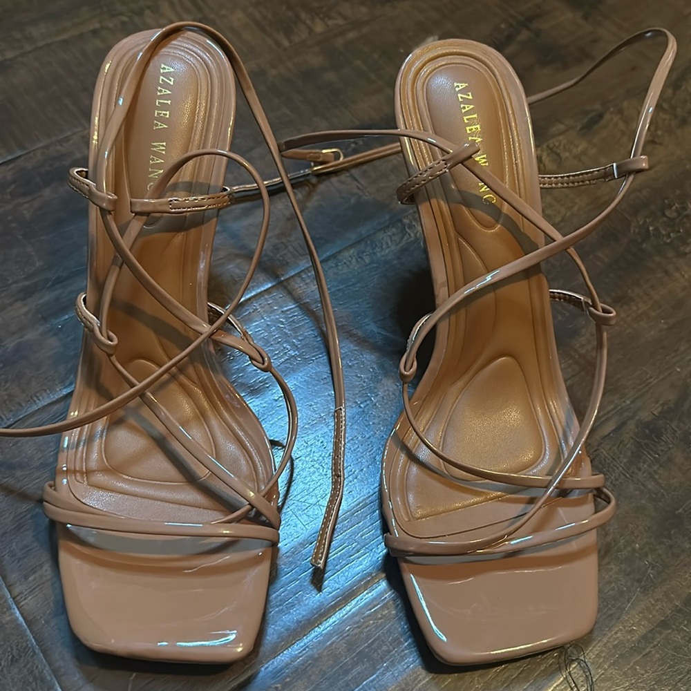 Pallet Pull NWOT -Azalea Wang Strappy Heels Size 8.5 Dark Nude Color - Picture 1 of 3